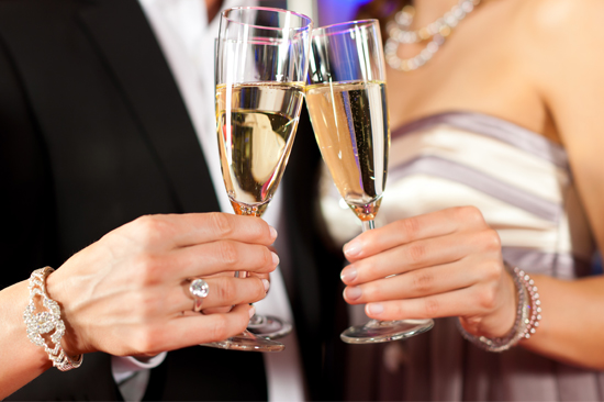 ドレスにシミをつけられクレーム 非を認めないクリーニング店員に激怒 クリテク