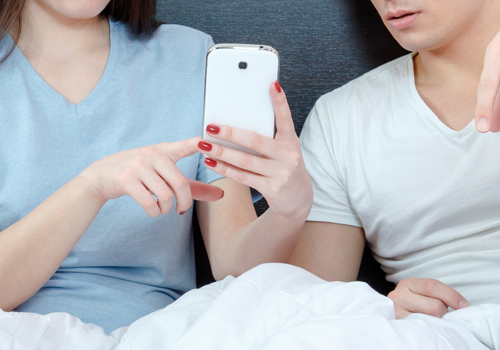 夫に浮気を問いただす妻