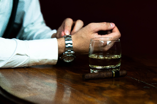 バーでお酒を飲む男性