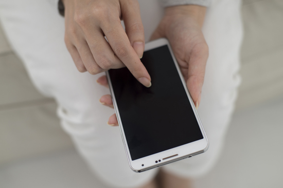 隠れてスマホを操作する妻