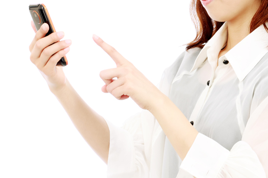 夫のスマホをチェックする妻