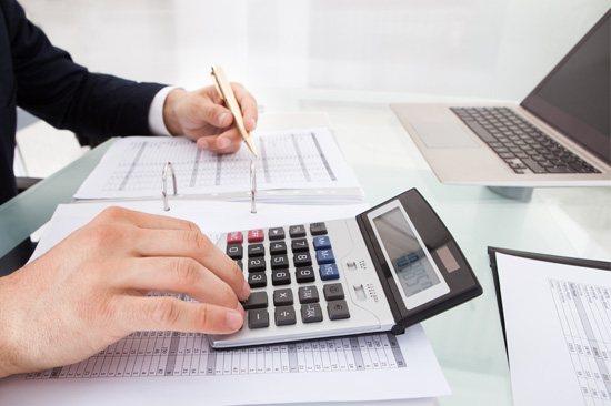 電卓を使って見積もり中の男性