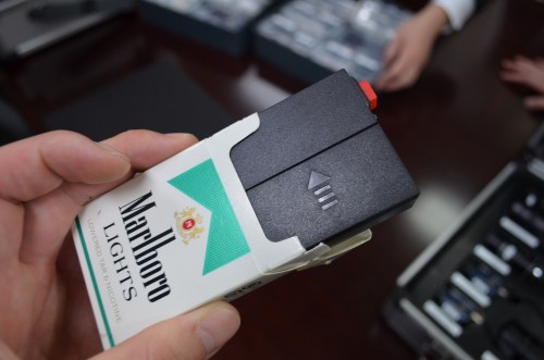 タバコの箱を開けるとカメラが