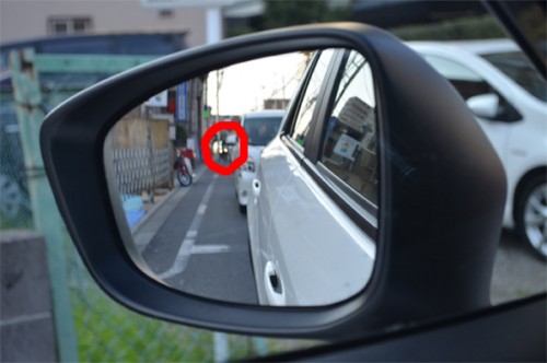 バックミラーでバイクを確認