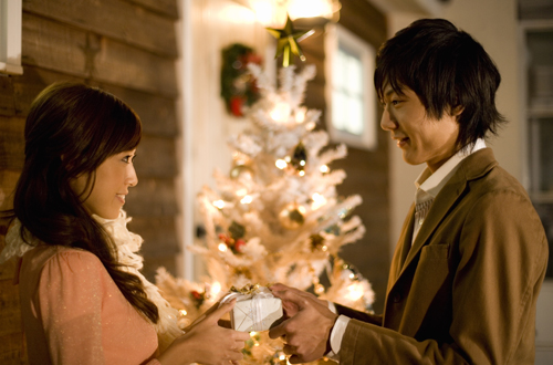 クリスマスにデートを楽しむ恋人