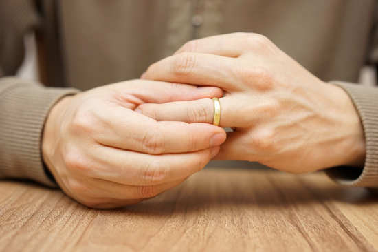 指輪を外す女性