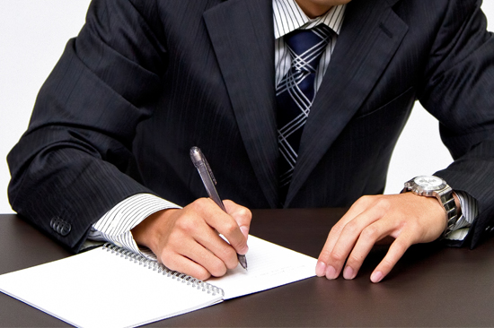 念書を書く男性