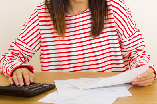 電卓で計算する女性