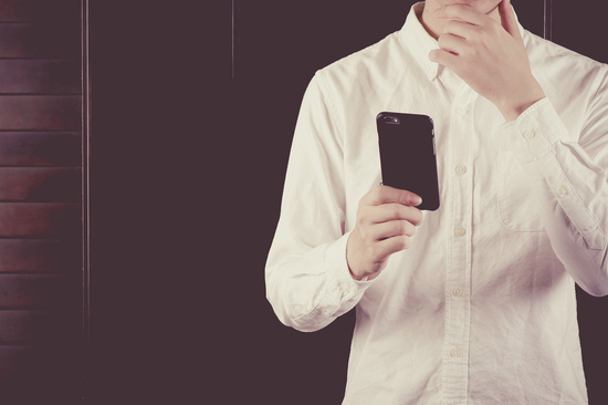 妻のスマホを覗き見