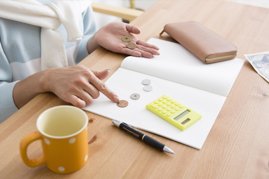 家計簿をつける主婦