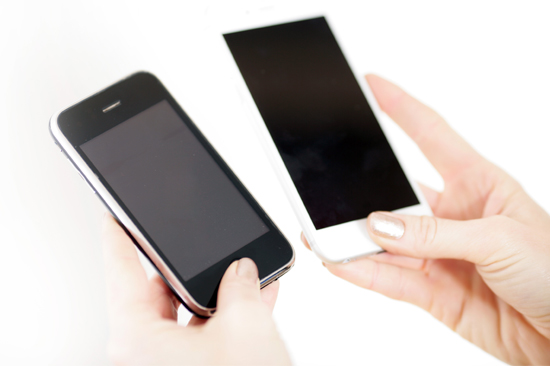 クローンiPhoneを作成する女性