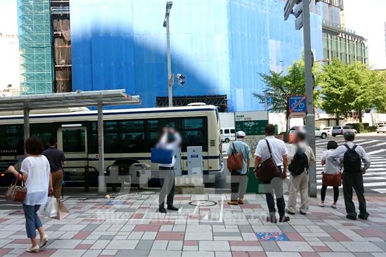 名駅通り沿いのバス停付近
