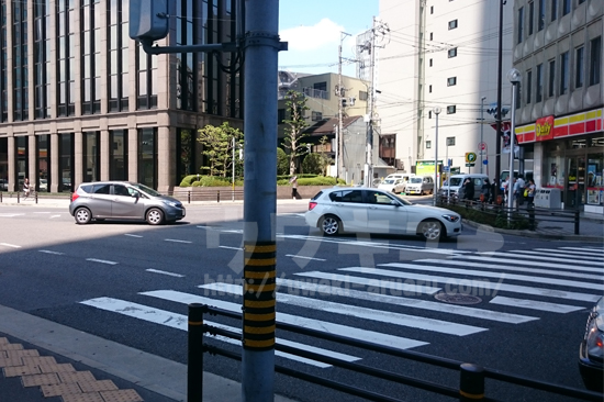 中央郵便局北の交差点