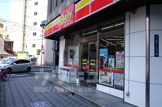 交差点の角にあるデイリーヤマザキ