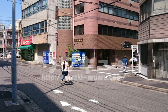 交差点付近の茶色いビル