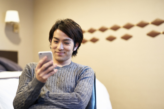 ＳＮＳを楽しむ夫