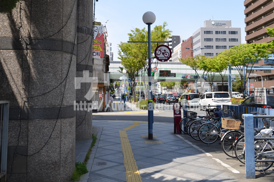 自転車駐輪場前