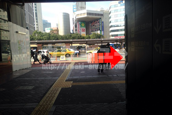 横浜モアーズ方面