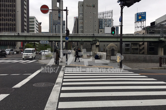 大阪市役所角横断歩道