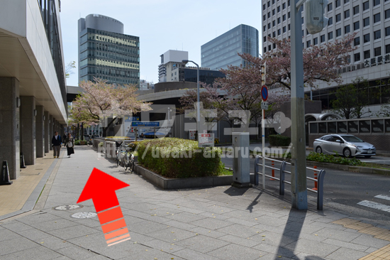 梅田1東交差点を渡らず左折