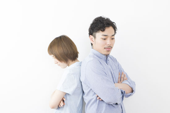 背中合わせの夫婦