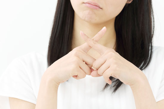 指で×印