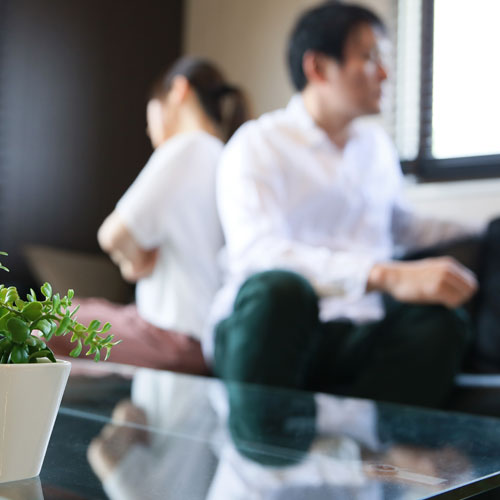 背中合わせの男女