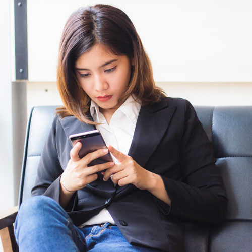 スマホを見ている女性