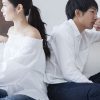 背中合わせでソファに腰掛ける夫婦-i