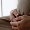妊婦の手