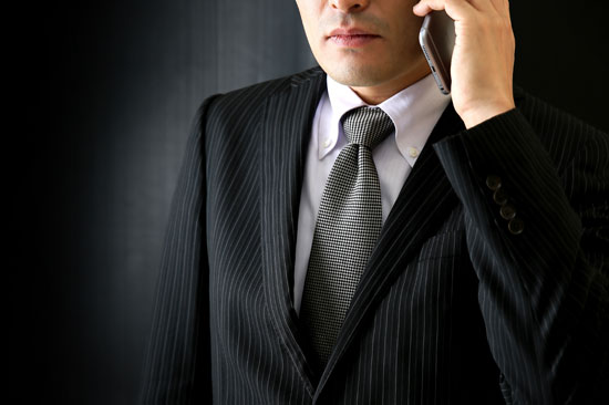 片手にスマホを持つ探偵