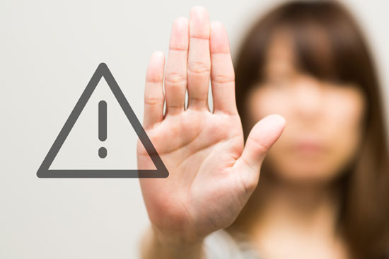 片手をかざす女性