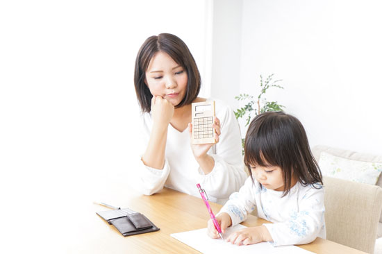 電卓を持つ母親と子ども