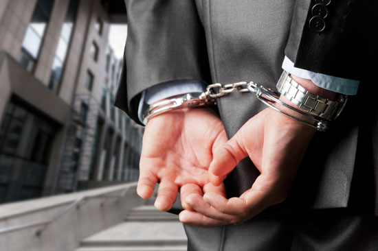 手錠をかけられた男性の手