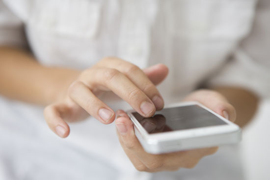 スマホを捜査する手