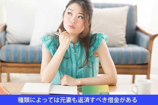 ペンを持つ女性