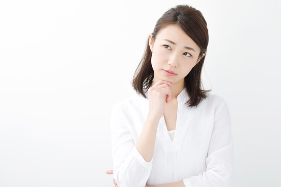 顎に手を当てる女性