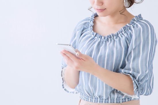 電話を掛ける女性